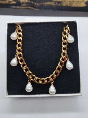 Stilfullt halsband med pärlor  - Handgjort halsband med pärlor.  Kedjetjocklek-7mm 