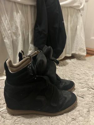 Isabel marant skor  - säljer dessa isabel marant skor i strl 39. köpta här på plick för ca ett år sen. ganska slitna inuti men inget som syns utifrån. kom privat vid frågor! 