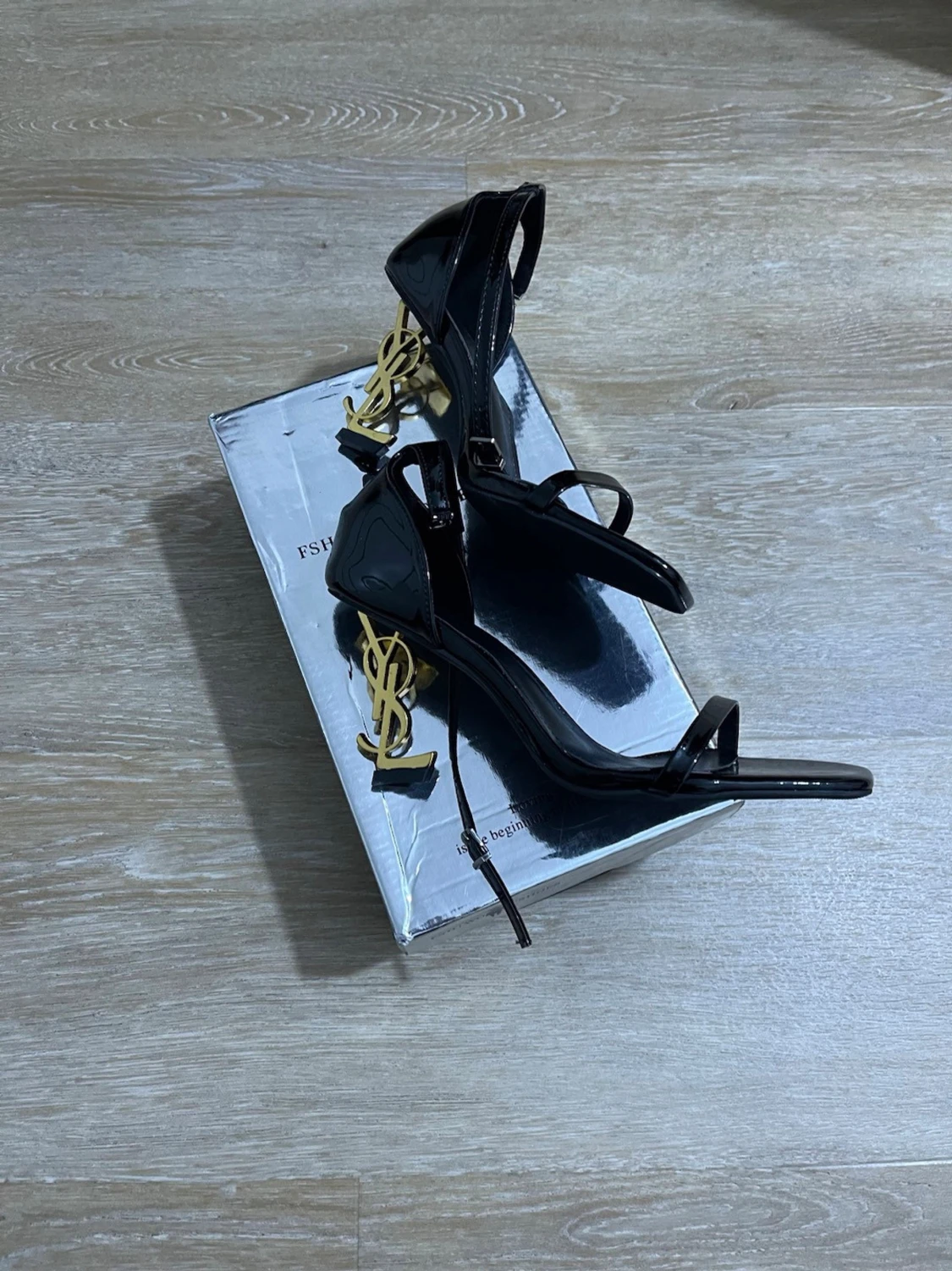 Svarta  pumps med gulddetalj - 1