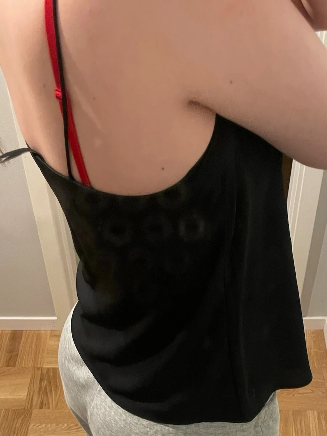 Svart linnetopp med tunna axelband - 1