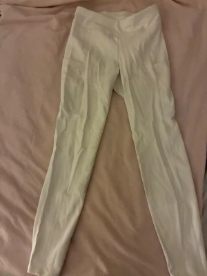 Vita ridbyxor  - Vita tävlings ridbyxor ifrån hööks, storlek S. De är använda några gånger men fortfarande bra skick, lite smutsfläckar men försvinner i tvätten. De är lite korta i längden men väldigt stretchiga;)