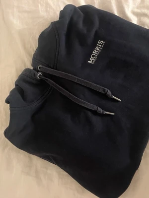 Morris Hoddie - Mörkblå Hoddie från Morris i Storleken L. Den är använd men fortfarande i hyfsat fint skick.