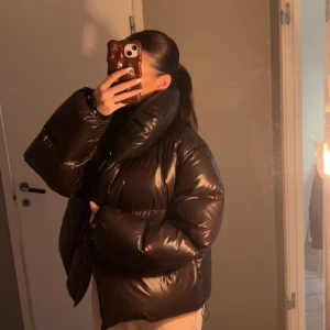 Filippa K Puffer Jacket – Brun, Storlek 36 (S) - Säljer min supermysiga pufferjacka från Filippa K i storlek 36. Nypris 5000. Jackan är varm, lätt och har den perfekta puffiga passformen utan att kännas klumpig. Färgen är mörk och elegant, vilket gör den enkel att styla till allt.  • Storlek: 36 (Small) • Passform: Puffig, med hög krage som håller värmen • Skick: Jättefint skick • Perfekt för höst och vinter • Sjukt skön och stilren – typisk Filippa K-kvalitet 