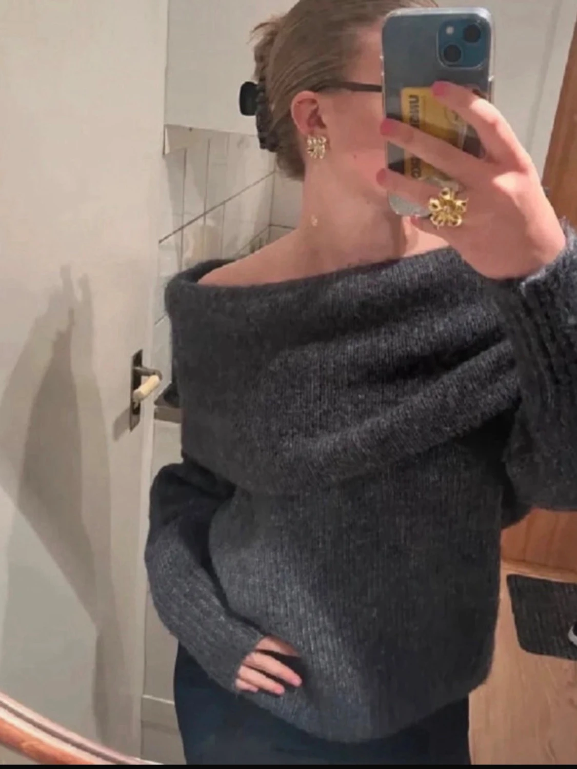 Mörkgrå off shoulder stickad tröja