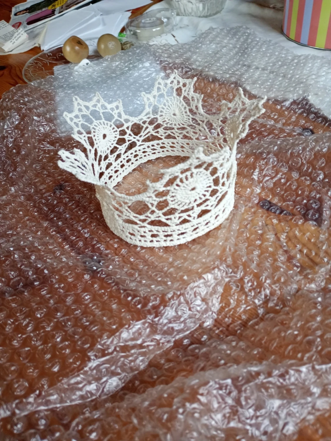Handgjort spets brudkrona virkadi cremevitt - 2