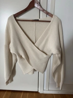 Bisou’s Project omlottröja stl M - Krämvit omlottröja från Bisou’s Project i stl M (storlekslapp finns ej). Aldrig använd, inga defekter / skador / fläckar.