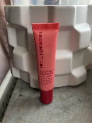 Ole Henriksen Peptide Lip Treatment - OLEHENRIKSEN Pout Preserve Peptide Lip Treatment i färgen Strawberry Sorbet. ENDAST testad.