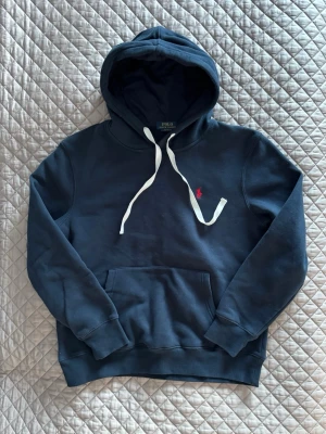 Polo Ralph Lauren hoodie - Säljer denna riktigt feta hoodien! Storlek S, sitter stort. | Väldigt bra skick, bedöm utifrån bilder. | Väldigt bekväm. | Släng iväg en signal vid funderingar så svarar jag snabbt. |