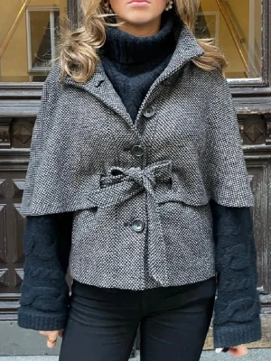 Kappa - Superfin grå kappa med knappar och knytband. 💕Storlek Xs/S. Passar bra på mig som nästan alltid har S. Perfekt för våren, men är även jättefin nu under vintern med en stickad tröja till, köp inte direkt, skriv gärna bud 