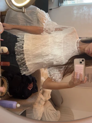 Vit spetsblus med volangdetaljer - Superfin vit blus i spets, från meet me there knappt använd. 