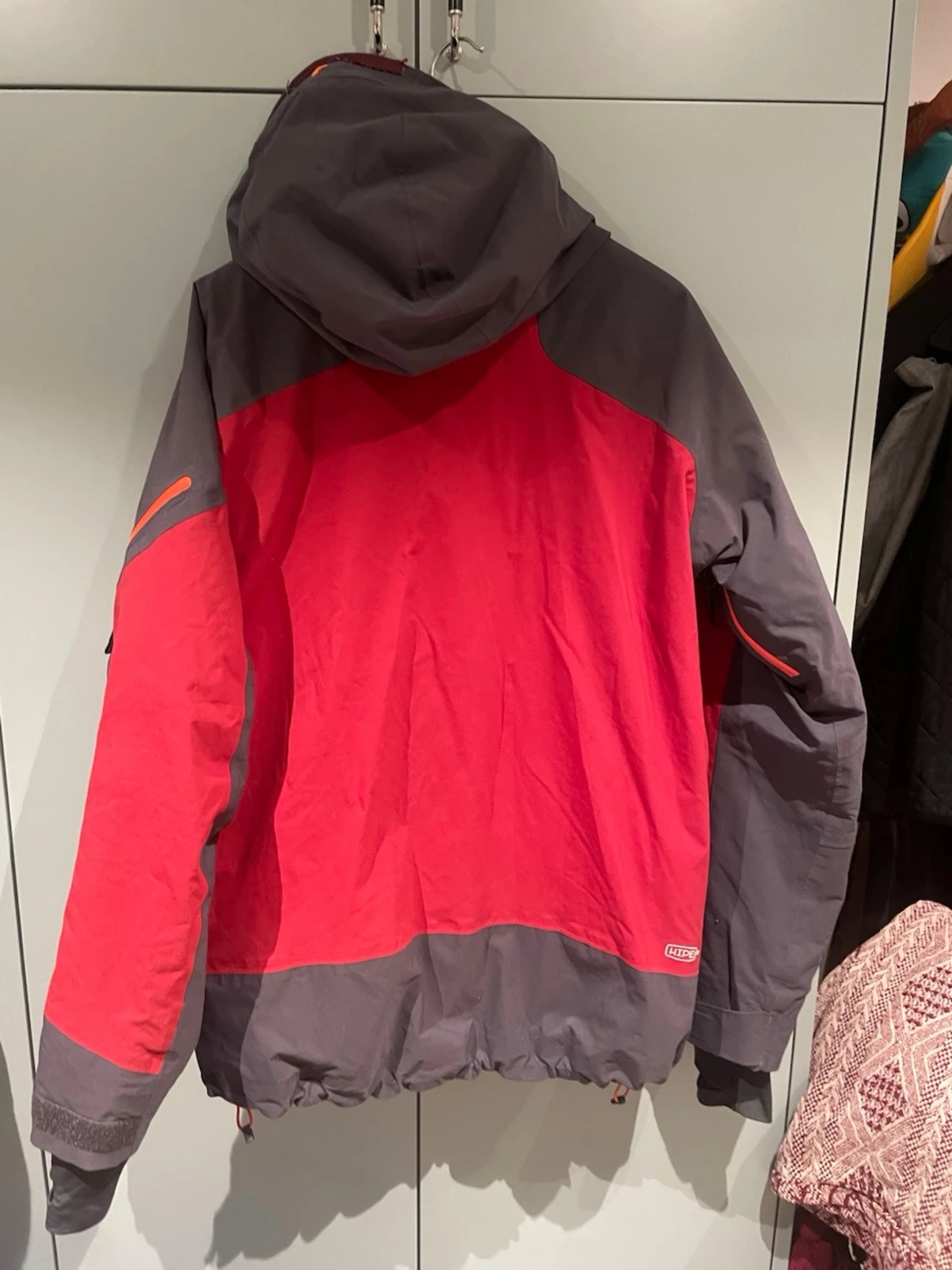 Röd och grå vindjacka Peak Performance - 2
