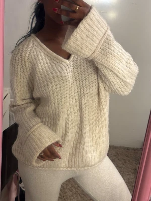 Oversized vit stickad set - Mysig oversized stickad tröja i offwhite med beiga byxor till! Strl s på båda (för referens är jag 167!)