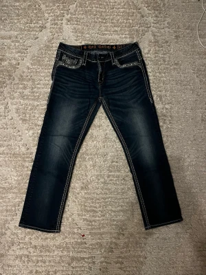 Rock Revival jeans - Snygga Rock Revivals. Straight passform men kan lätt sys om till flared/bootcut,  därför släpper jag dem billigt. Pris är inte ristat i sten!