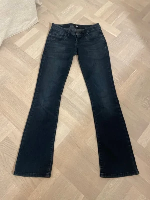 Mörkblå bootcut jeans - Säljer ett par supersnygga mörkblåa jeans från LTB valarie. Har använts men har inga synliga defekter. Skriv om du har frågor eller vill ha fler bilder!🩷pris kan diskuteras!