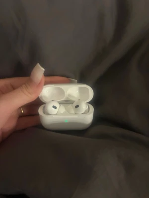 Apple AirPods Pro med laddningsetui - Säljer ett par AirPods som är köpta helt nya från Swedenairpods.se. Anledningen till att jag säljer dem är att mina vänner säger att de inte hör mig så bra när jag pratar i dem. Jag säljer dem också för att kunna köpa nya.  Detta är A-kopior, och ljudet är jättehögt och bra när man lyssnar på musik – musik fungerar precis som vanligt. Däremot är de inte bra för samtal, eftersom man hör personen man pratar med dåligt.  AirPods är i nyskick och fungerar bra för musik. Säljer samma pris 