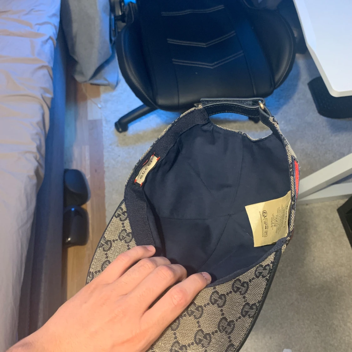 Gucci keps med GG-mönster och röd-blå detalj - 3