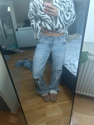 Ljusblå lowwaist wide jeans med hål från Zara - Assnygga ljusblå zarajeans med hål som är lowwaist wideleg🤗🤗💕 superbra skick!!