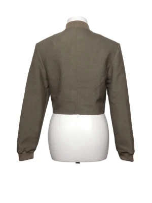 Grön bomberjacka hm  - Snygg croppad bomberjacka i olivgrönt med ribbade muddar och krage. Jackan har knappar framtill och en klassisk bomberform som ger en cool och avslappnad vibe. Perfekt att slänga över en hoodie eller t-shirt för en trendig look.