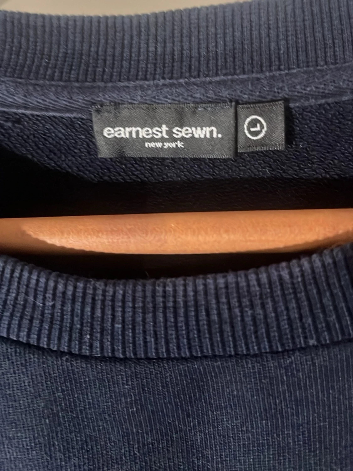 Mörkblå sweatshirt med EARNEST-tryck - 2