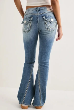 True Religion  - Nya oanvända jeans med etikett, från True Religion- MB3 ROPE JOEY MR ULTRA FLARE FLAP BIG T. Fått i födelsedagspresent men lite för små. Storlek W25. Innerbenslängd ca 92cm. Ordpris 2399kr 