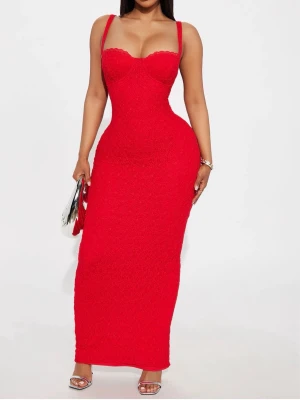 Röd långklänning med smala axelband - Snygg röd långklänning med smala axelband och figurnära passform. Klänningen har en markerad byst och en stilren, enkel design som framhäver siluetten. Perfekt för dig som vill sticka ut med en klassisk och elegant look.