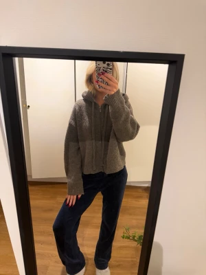 Zara stickad hoodie - Den populära stickade Zara hoodien i brun färg🤎storlek M/L men passar mig som vanligtvis bär xs