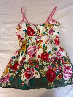 Blommig linnetopp med rosa axelband - Blommig linnetopp med rosa axelband