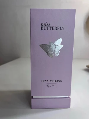 Efva Attling Miss butterfly parfym - Har inte använd. Bara sprutat en gång. Fick den i julklapp 2025. 50ml