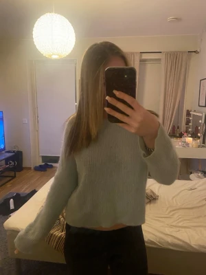 Turkos stickad  - Nästan som ny, en maska har gått upp ungefär vid bröstet men inget som syns super tydligt.