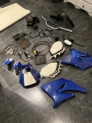 Yamaha DT kåpor och tillbehör  - Säljer lite olika delar som tillhört Yamaha dt 50r 2007! Om du är sugen på allt eller ba vissa delar är det bara att höra av sig! , pris kan diskuteras! 😃