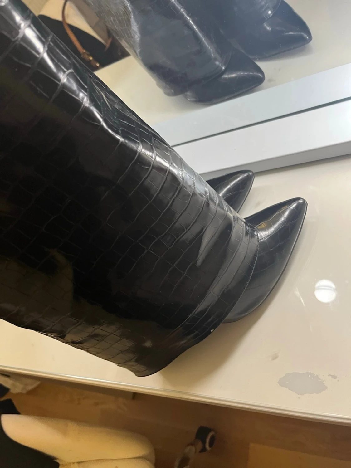 Svarta krokopräglade stövlar med klack - 5