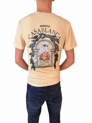 Beige t-shirt från Casablanca - Stilren beige t-shirt från Casablanca med tryck både fram och bak. Stort grafiskt motiv på ryggen med texten 'Avenida Casablanca' och ett mindre tryck på bröstet. Perfekt för dig som gillar unika prints och modern design.