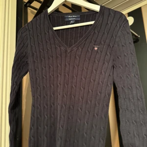 Mörkblå kabelstickad GANT - Mörkblå kabelstickad tröja från GANT