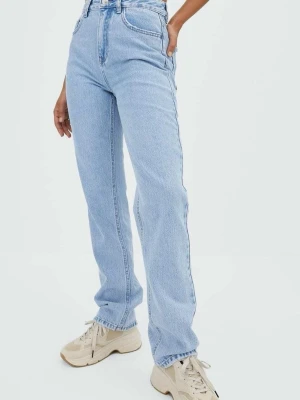 Ljusblå raka jeans från Stradivarius - Snygga ljusblå jeans från Stradivarius med hög midja. Jeansen har raka ben och är i regular length. 