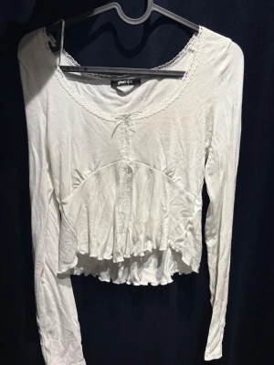 Långärmad topp - Vit topp med fina detaljer🤍