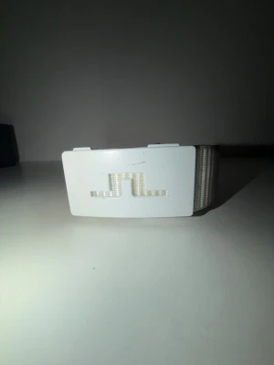 Vitt bälte från J.Lindeberg - Stilrent vitt bälte från J.Lindeberg med metallspänne och logotyp framtill. Bältet är gjort i slitstarkt textilmaterial och passar perfekt till jeans eller chinos för en clean look.