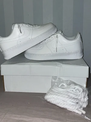 Nike Air Force 1  - Säljer helt nya vita Nike Air Force 1.Skorana ingår repsnöre och box. Storleken på skorna är 40,5. Om du har frågor eller något bud så är det bara att skriva till mig.