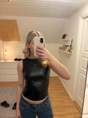 Läder topp - Funkar både S och xs, knappt använd💞