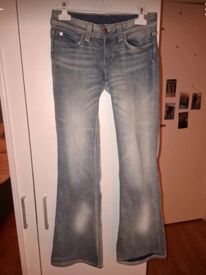 Bootcut jeans i ljusblå denim - Säljer ett par ljusblå bootcut jeans från cheap monday, Strl 26/30