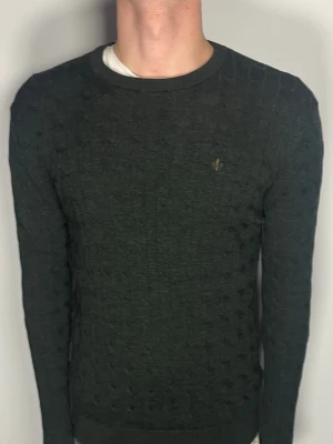 Kabelstickad Morris tröja - Säljer en riktigt snygg och trendig kabelstickad Morris tröja i 100% merinoull och i fint skick, storlek L men sitter som M, vid frågor är det bara att skriva //Gramenti