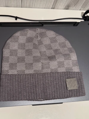 Mössa -  Perfekt accessoar för dig som gillar exklusiva detaljer och stilren design.