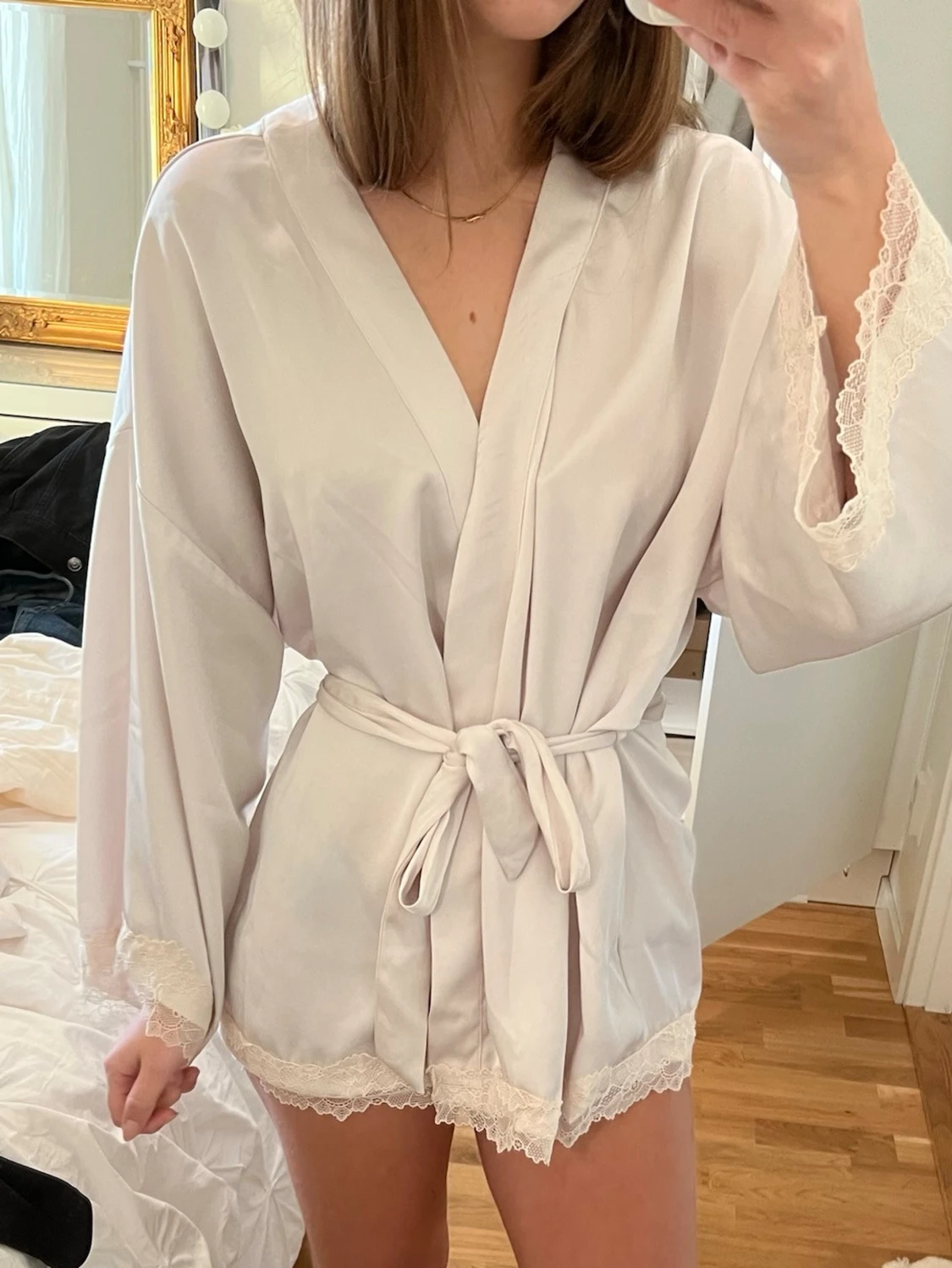 Ljus siden robe med spetsdetaljer - 2