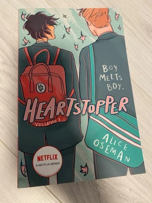 Heartstopper böcker 1-4 - 50kr per bok 200kr för alla fyra. Har läst alla och vill köpa nya böcker, bra condition ingen skada