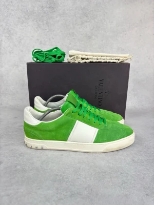Valentino flycrew sneakers - –  Condition: 9/10 - all spikes are still on  –  What is included: Box, dustbag & extra laces  –  Retail price: 7420 kr