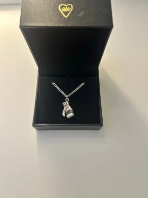 Maria Nilsdotter halsband  - Jätte fint Maria Nilsdotter halsband som inte säljs längre på deras hemsida, inga defekter, orginalboxarna kommer med och längd på kedjan är 45. Original pris 2500kr, pris kan diskuteras och köparen står för frakt!💗💗