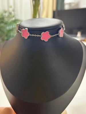 Elegant klöverarmband - Vackert klöverarmband i guldfärgad ton med djup röda klöverdetaljer som ger ett lyxigt och tidlöst intryck. Ett stilrent smycke som passar lika bra till vardag som till fest.  Armbandet är elegant, feminint och lätt att matcha – en perfekt present eller ett fint tillskott till din smyckessamling ❤️