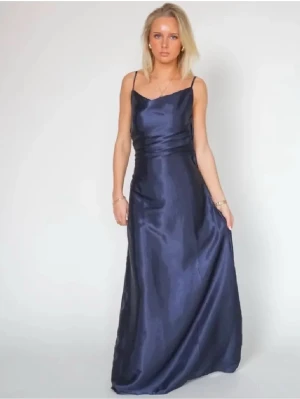 Engla dress By Stina - Säljer nu min fina balklänning som bara använts vid ett tillfälle. Köptes för ca 1200 på original hemsidan. Den är super fin och är i storlek S. Stilren och klassisk design 