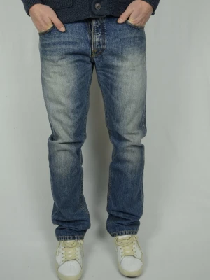 Nudie Jeans  - NUDIE JEANS  Storlek : W31 / L32  Modell : Average Joe  Mått : A = 41CM - B = 107CM  Användning : Jeansen är i ett fint skick utan defekter  Nypris : Cirka 1800SEK  Modellen på bilden är 182CM och väger 76KG