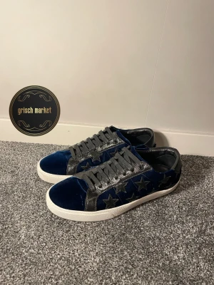 Saint Laurent skor  - Riktigt feta Saint Laurent skor i storlek 40, passar upp till 41,5 | skorna är i nyskick, perfekta inför vintern | tyvärr utan box och dustbag | nypris runt 7000 | priset kan diskuteras, kom med frågor! 