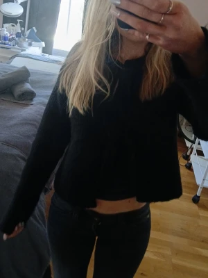 Svart ribbad stickad kofta med knyt - Mysig svart stickad kofta med långa ärmar och två knytband framtill. Koftan är från gina tricot i storlek xs men passar även s. Använd fåtal gånger och säljer då den inte kommer till användning. Pris kan diskuteras🩷